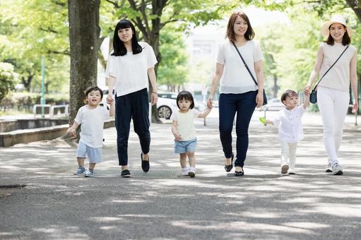 ママ友 母親 育児 ママ友 母親 育児 ママ友,公園,歩くの写真素材