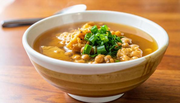 ネギがのった納豆汁、納豆の味噌汁の写真