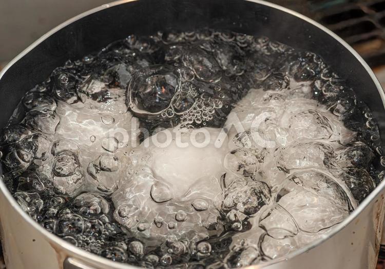 ぐつぐつと煮えるゆで卵鍋 ゆで卵,調理中,鍋の写真素材