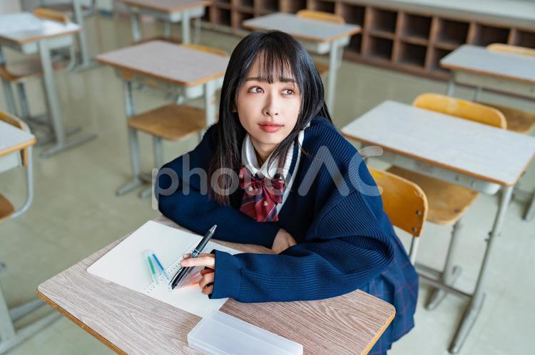 受験勉強中に空を見上げる女子学生 女性,女子高,高校生の写真素材