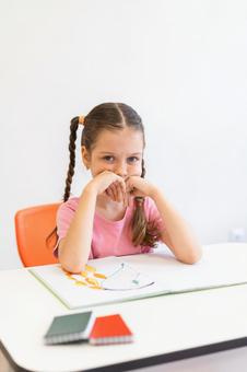 お絵描きした女の子 女の子,子ども,人物の写真素材