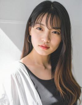 壁にもたれかかる女性 壁にもたれかかる女性の写真