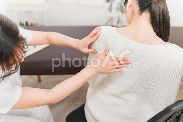 肩凝りで整体院・整骨院で施術を受ける女性 肩甲骨,マッサージ,整骨院の写真素材