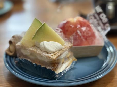 メロンケーキと桃ケーキ メロンケーキと桃ケーキ ケーキ,おしゃれ,フルーツの写真素材