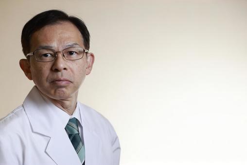 白衣 中年男性 白衣 中年男性 日本人,60代,シニアの写真素材