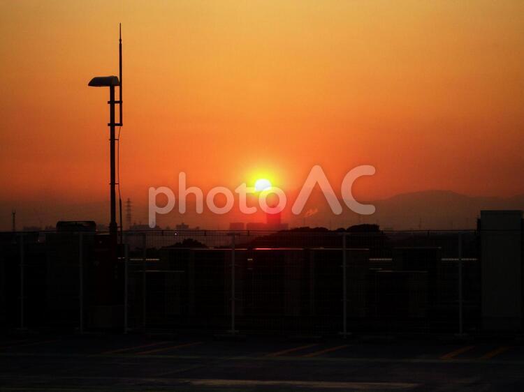 駐車場からの夕日 駐車場,夕日,夕焼けの写真素材