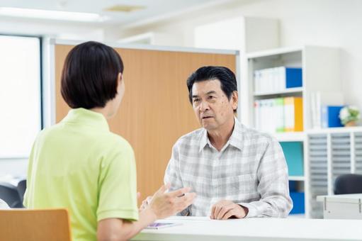 介護の相談をするシニアの男性 介護の相談をするシニアの男性の写真
