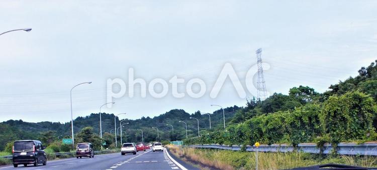 東名高速道　梅雨空　３車線風景 車,ドライブ,高速道路の写真素材