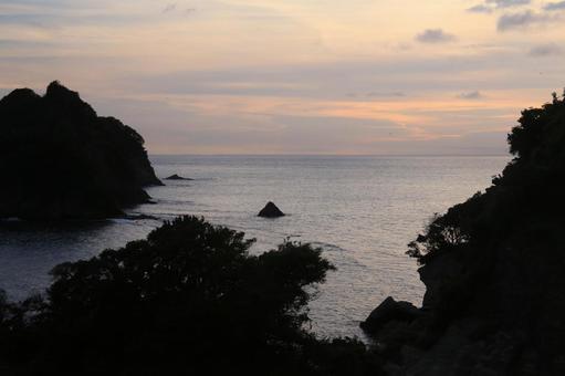 西伊豆町温泉街からの素晴らしい夕陽の写真