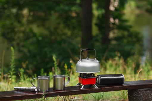 マグカップとケトル キャンプ,マグカップ,ケトルの写真素材