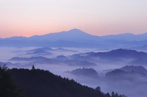 大宇陀 山並み 雲海 朝景 大宇陀 山並み 雲海 朝景 雲海,大宇陀,朝もやの写真素材