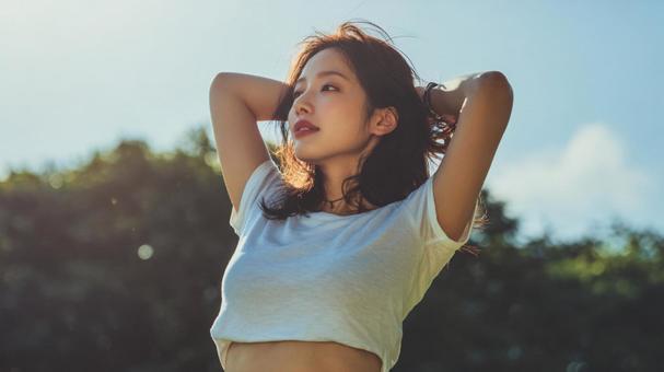 活気に満ちた夏の日にリフレッシュする女性 活気に満ちた夏の日にリフレッシュする女性の写真