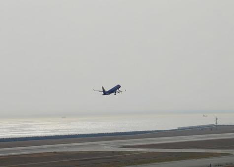 神戸空港を飛び立つ旅客機 神戸空港を飛び立つ旅客機 神戸空港,飛び立つ飛行機,海の写真素材