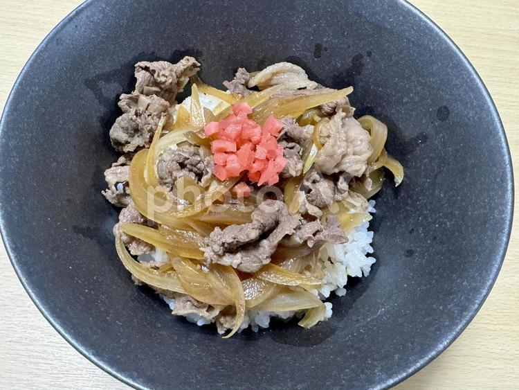 丼物のイメージ　牛丼 牛丼,玉ねぎ,紅生姜の写真素材