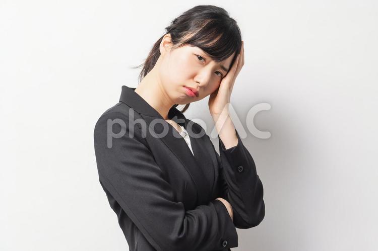 問題を抱えて困っている若いビジネスウーマン  困る,悩む,女性の写真素材