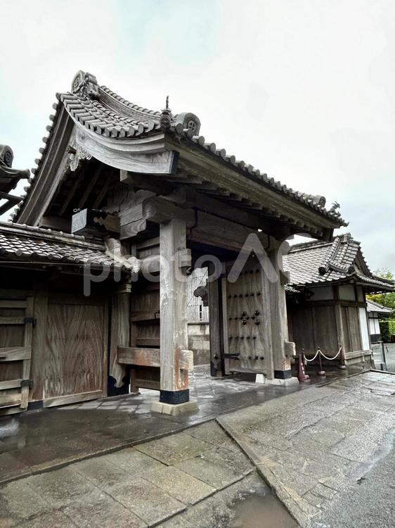 雨の仙巌園（正門） 雨の仙巌園（正門）,雨,鹿児島の写真素材