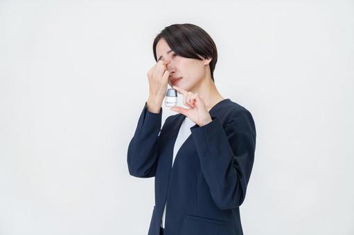 目薬を持つ女性 目薬を持つ女性 目薬,ビジネスウーマン,花粉症の写真素材