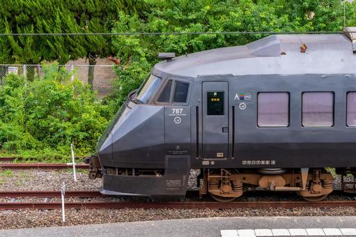 宮崎神宮駅に停車中の787系 宮崎神宮駅に停車中の787系 鉄道,列車,ローカル線の写真素材