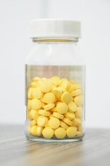 薬が入った瓶 薬が入った瓶の写真