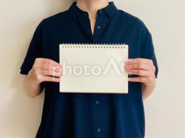 白紙のノートを持つ女性（半袖紺トップス） スケッチブック,女性,ノートの写真素材