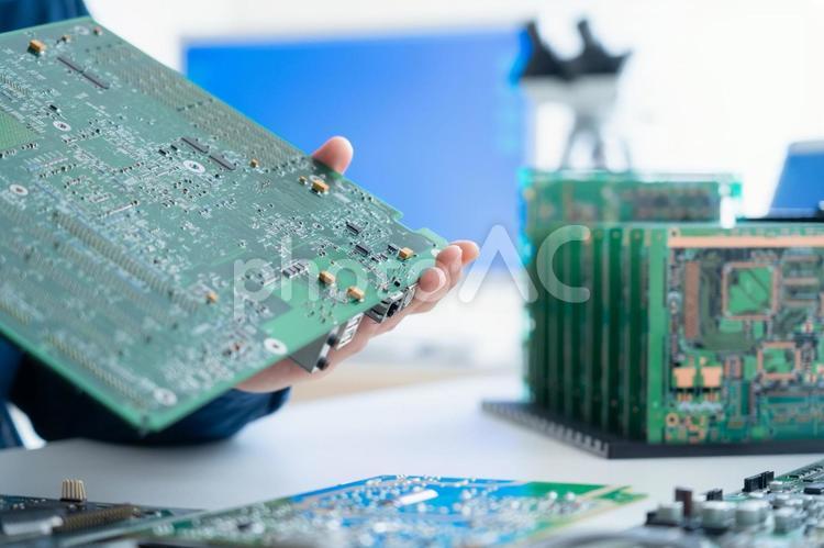 基板を検査する若い男性のエンジニア エンジニア,研究,半導体の写真素材