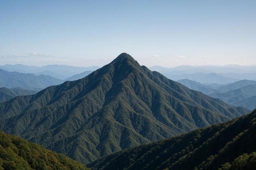 緑豊かな雄大な山々の写真