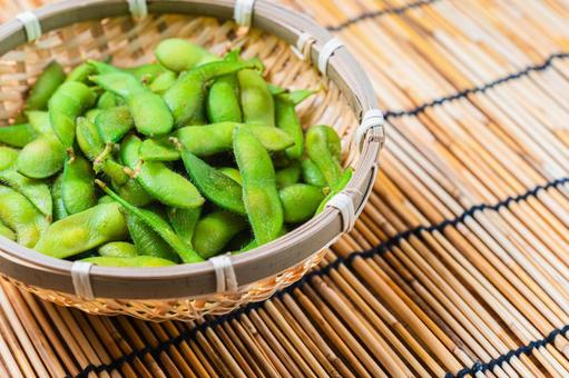 竹すだれと枝豆盛り 竹すだれと枝豆盛り 枝豆,竹ざる,竹すだれの写真素材