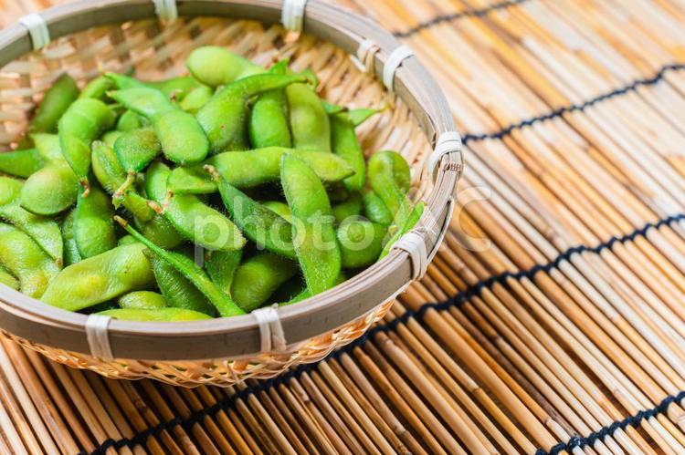 竹すだれと枝豆盛り 枝豆,竹ざる,竹すだれの写真素材