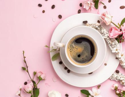 テーブルの上のコーヒー テーブルの上のコーヒーの写真