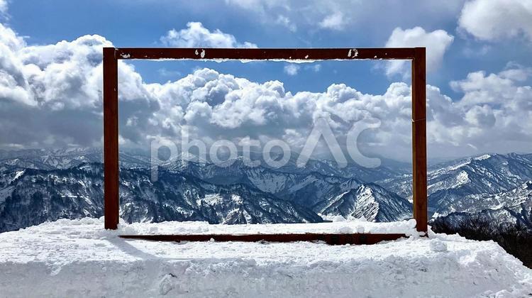 新潟県奥只見スキー場とカメラフレーム木枠 木,枠,写真の写真素材