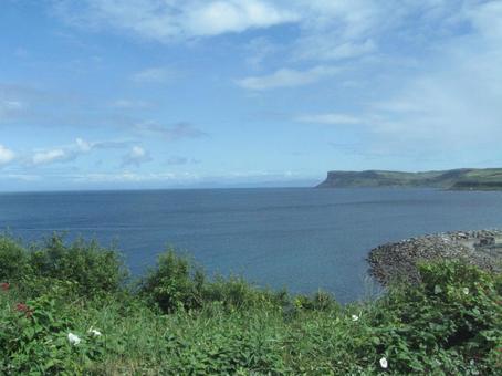 北アイルランドの青い海と海岸の風景の写真