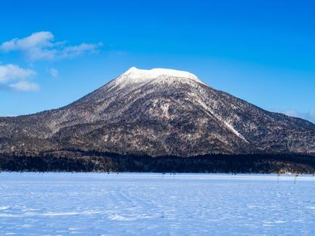 冬の阿寒湖と雄阿寒岳 冬の阿寒湖と雄阿寒岳の写真