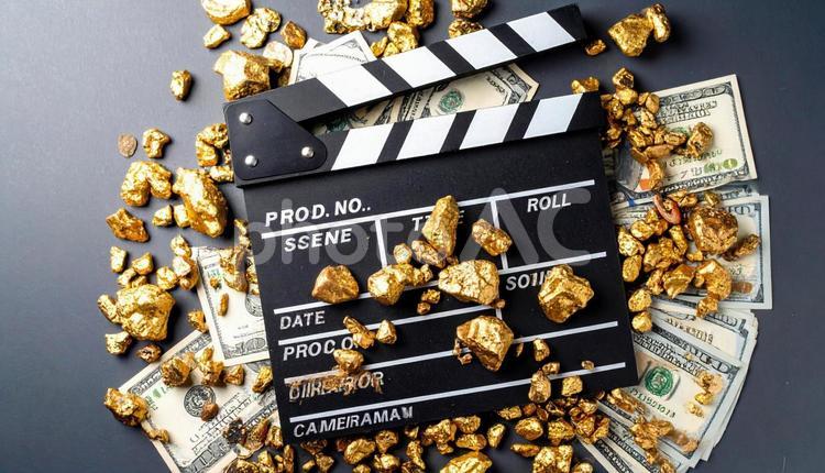 映画収入　カチンコとミニチュアの金塊 お金,カチンコ,カットの写真素材