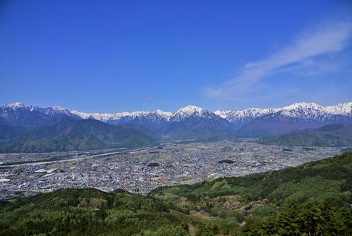 鷹狩山から見た大町市と北アルプスの山々 鷹狩山から見た大町市と北アルプスの山々 北アルプス,餓鬼岳,餓鬼岳コブの写真素材