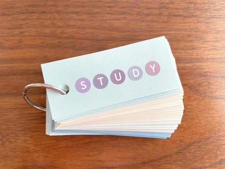 木製テーブルに置いた単語帳/STUDY 木製テーブルに置いた単語帳/STUDYの写真