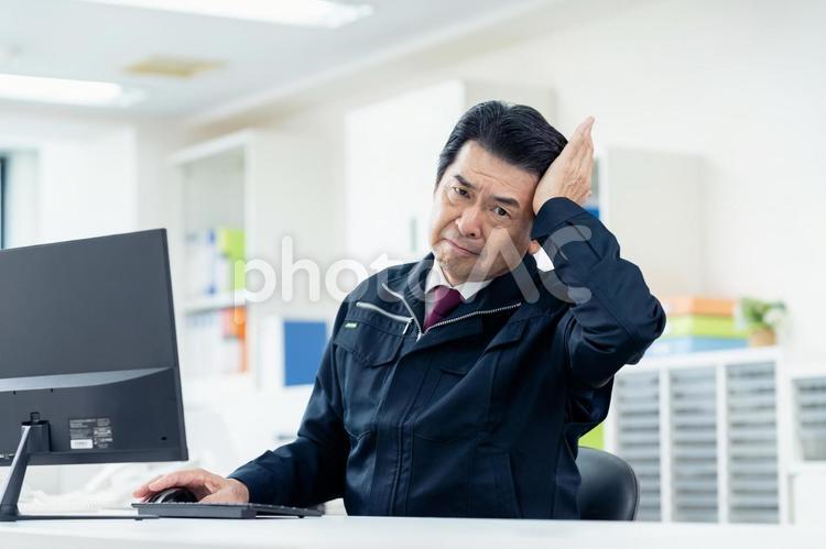 オフィスで悩むビジネスマン 失敗,エンジニア,技術者の写真素材