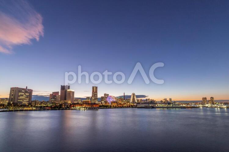 みなとみらいの夜景 夕景,夜景,海の写真素材