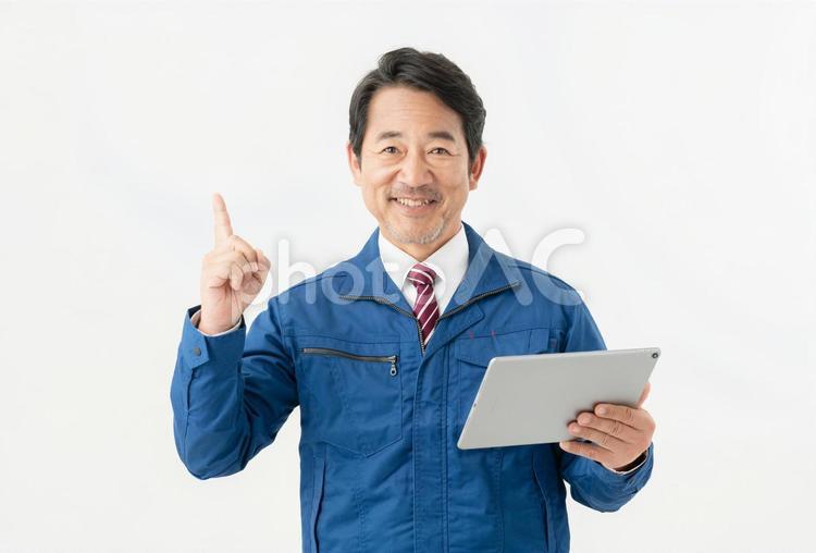 タブレットを持つミドルの男性エンジニア エンジニア,作業服,ミドルの写真素材