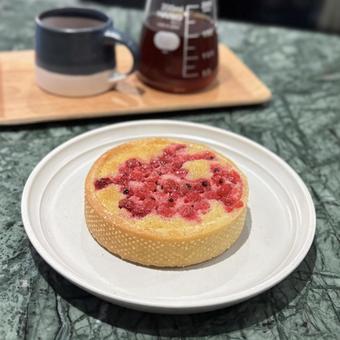 赤スグリのタルトとコーヒー タルト,ケーキ,赤スグリの写真素材