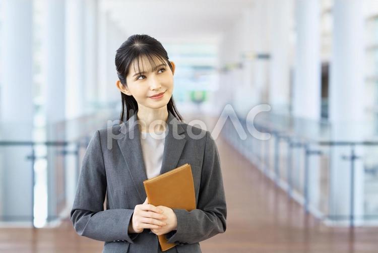 資料を持つ女性社員　ビジネス　 ビジネス,キャリアウーマン,資料の写真素材