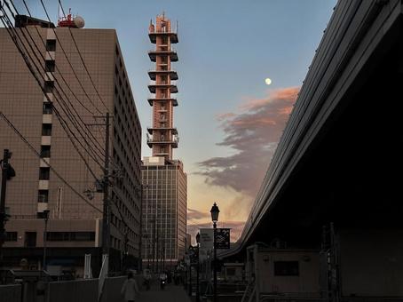 神戸の夕焼けと月 夕暮れ,街並み,ビル群の写真素材