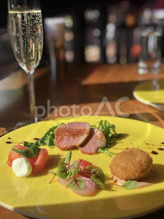 前菜盛り合わせとシャンパン ディナー,食事,プレートの写真素材