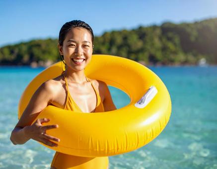 浮き輪を使う泳げない女性の写真