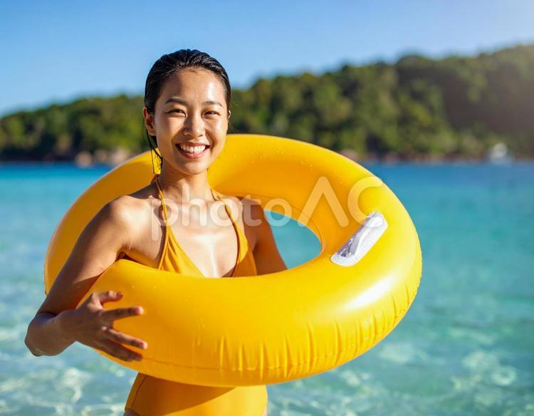 浮き輪を使う泳げない女性 海,浮き輪,女性の写真素材