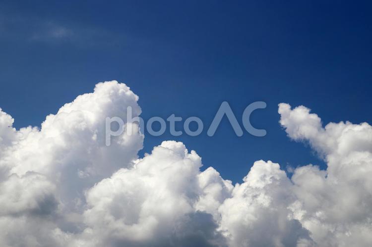 長崎ペンギン水族館の青空と雲 雲,空,青空の写真素材