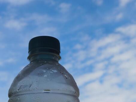 熱中症対策 青空,空,ペットボトルの写真素材