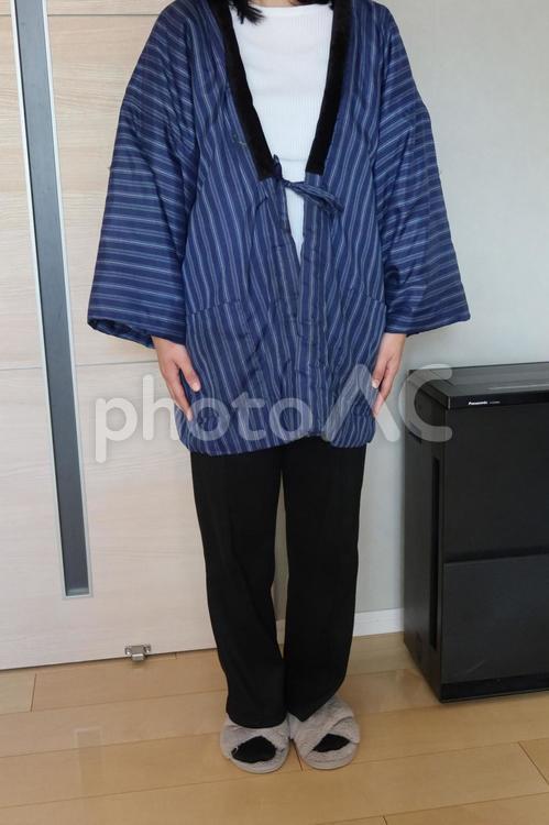 半纏を着て直立する女性 和装,上着,防寒具の写真素材