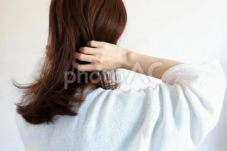 髪の毛を触る女性　ヘアケアイメージ 髪の毛,髪質,ヘアセットの写真素材