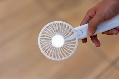夏の必需品、ハンディファン ハンディファン,扇風機,ポータブル扇風機の写真素材
