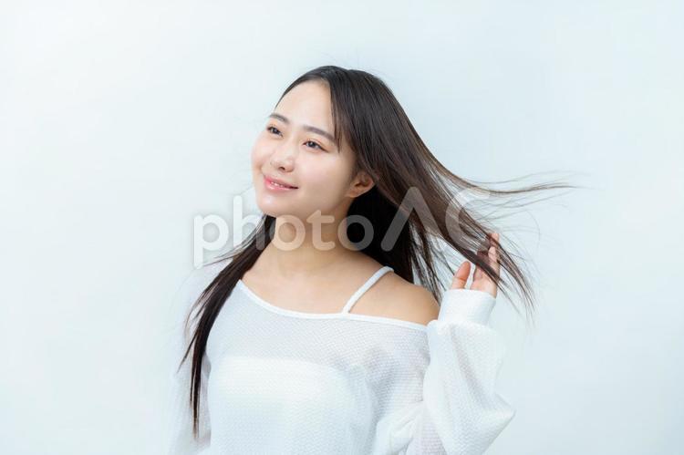 若い女性のヘアケアイメージ ヘアケア,ビューティー,若い女性の写真素材